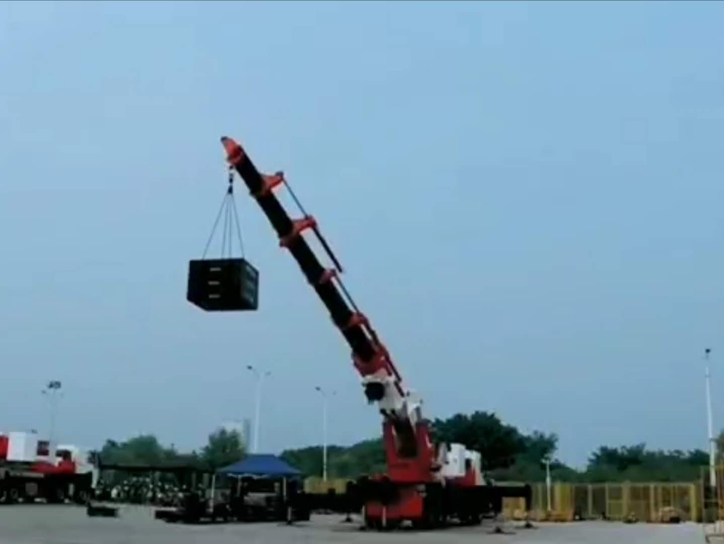 23.8米吊12吨智能折臂吊视频