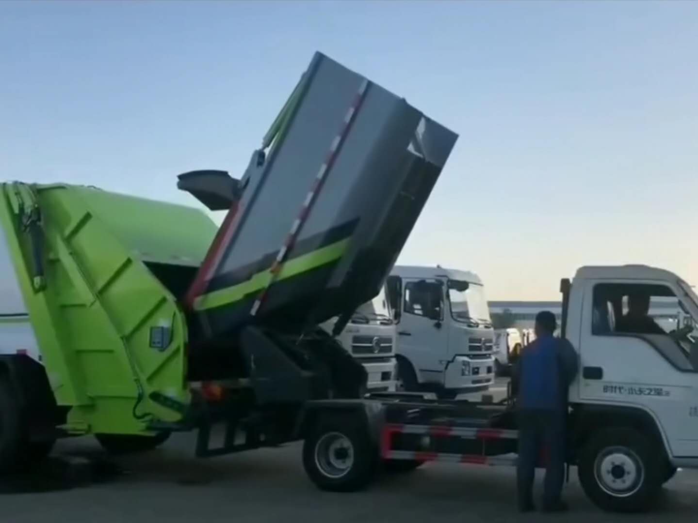 后装挂桶垃圾车和压缩式垃圾车完美配合视频
