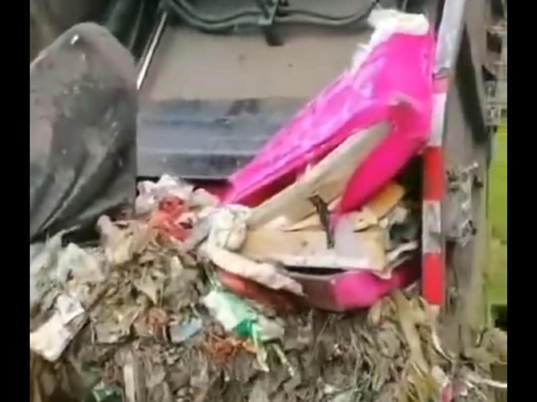 压缩垃圾车装整个沙发视频