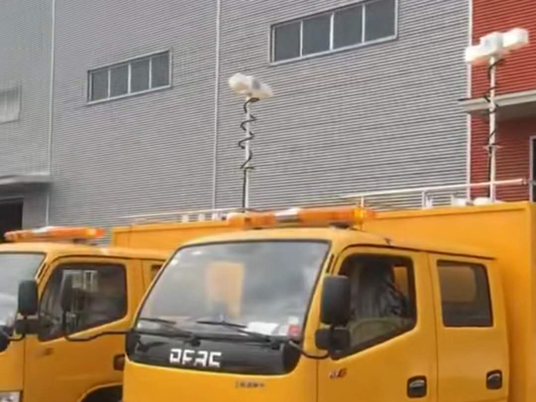 东风小型移动应急照明救援车