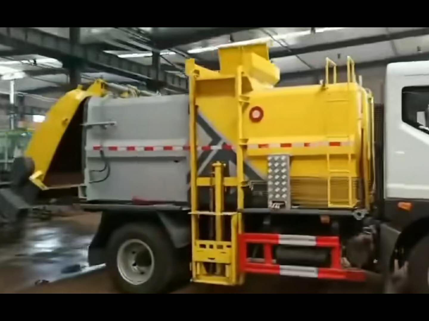 东风10吨方罐餐厨垃圾车视频
