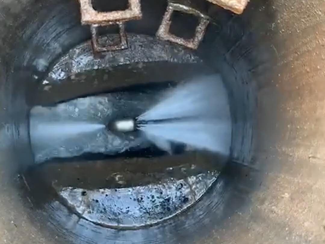 地下管网疏通车的超强压力疏通效果视频