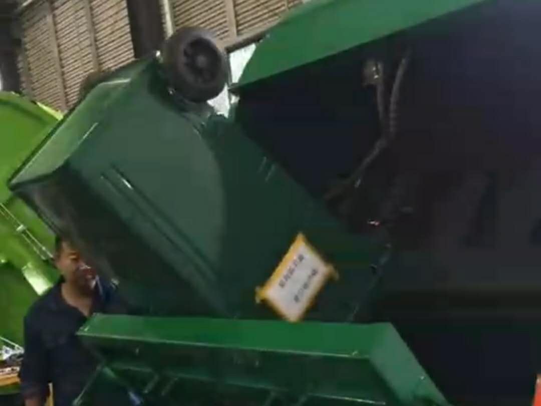 压缩垃圾车翻转桶的角度视频