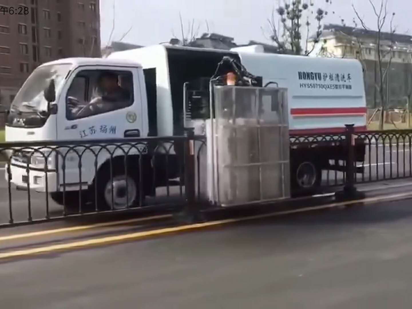 东风4吨城市护栏清洗车视频