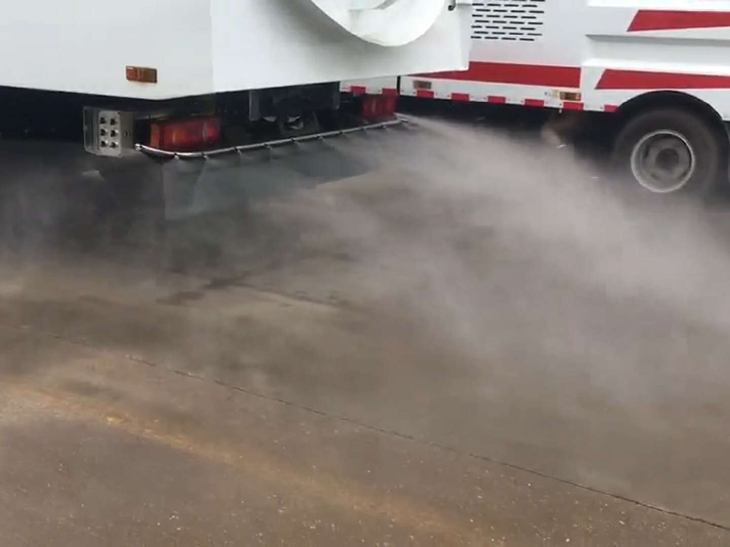 洗扫车尾部喷雾视频