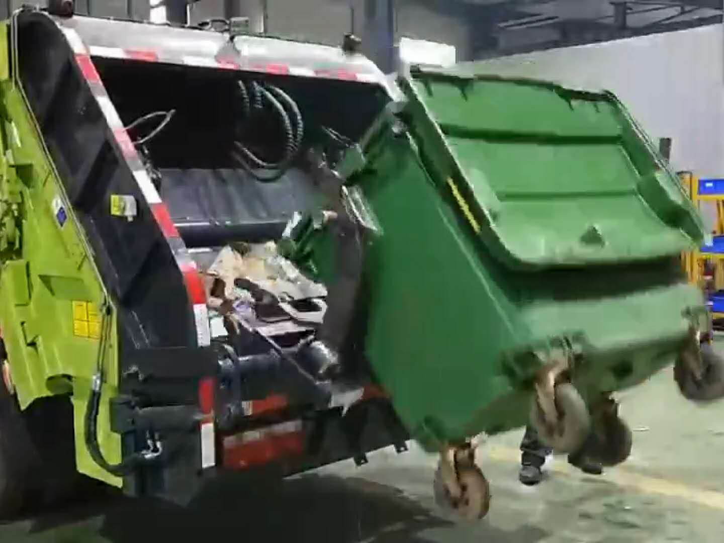压缩垃圾车配660升翻转桶视频