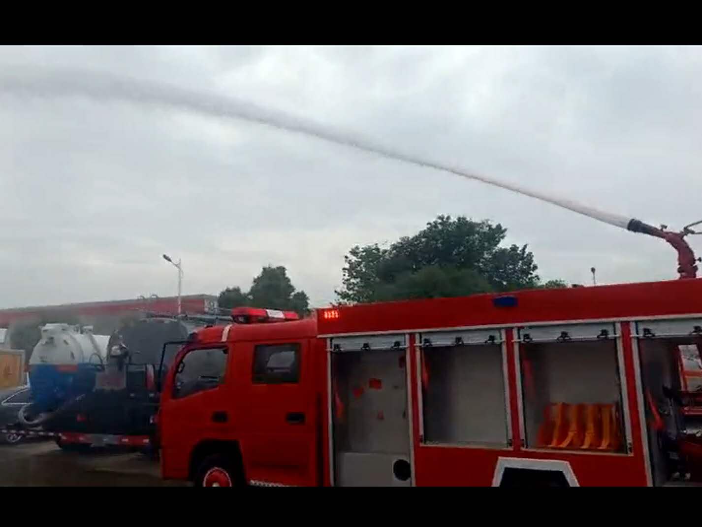 3吨水罐消防车水炮射程45米以上视频