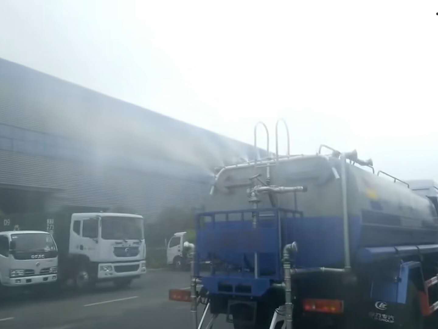 洒水车后尾喷雾视频