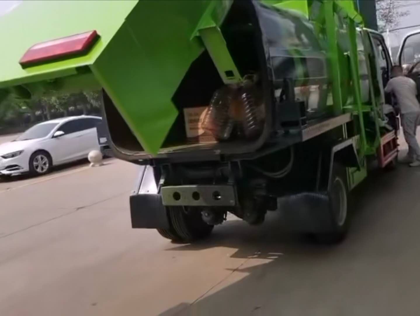 东风新款4.5吨餐厨垃圾车发车视频