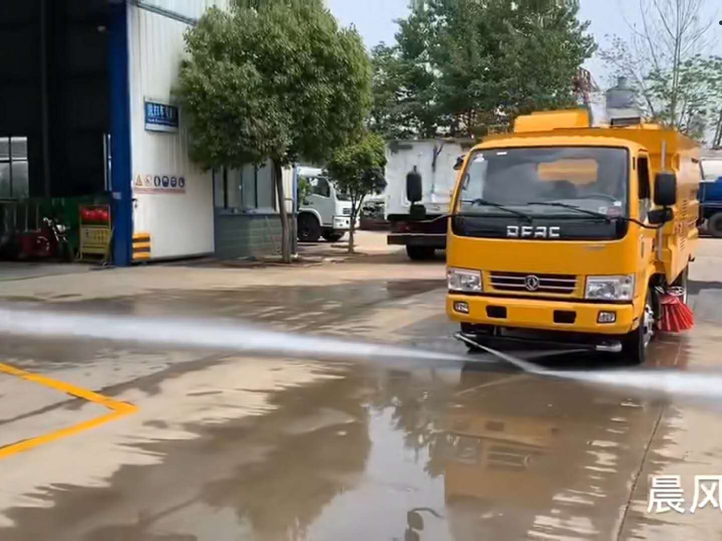 东风小型扫路车加装洒水前冲视频