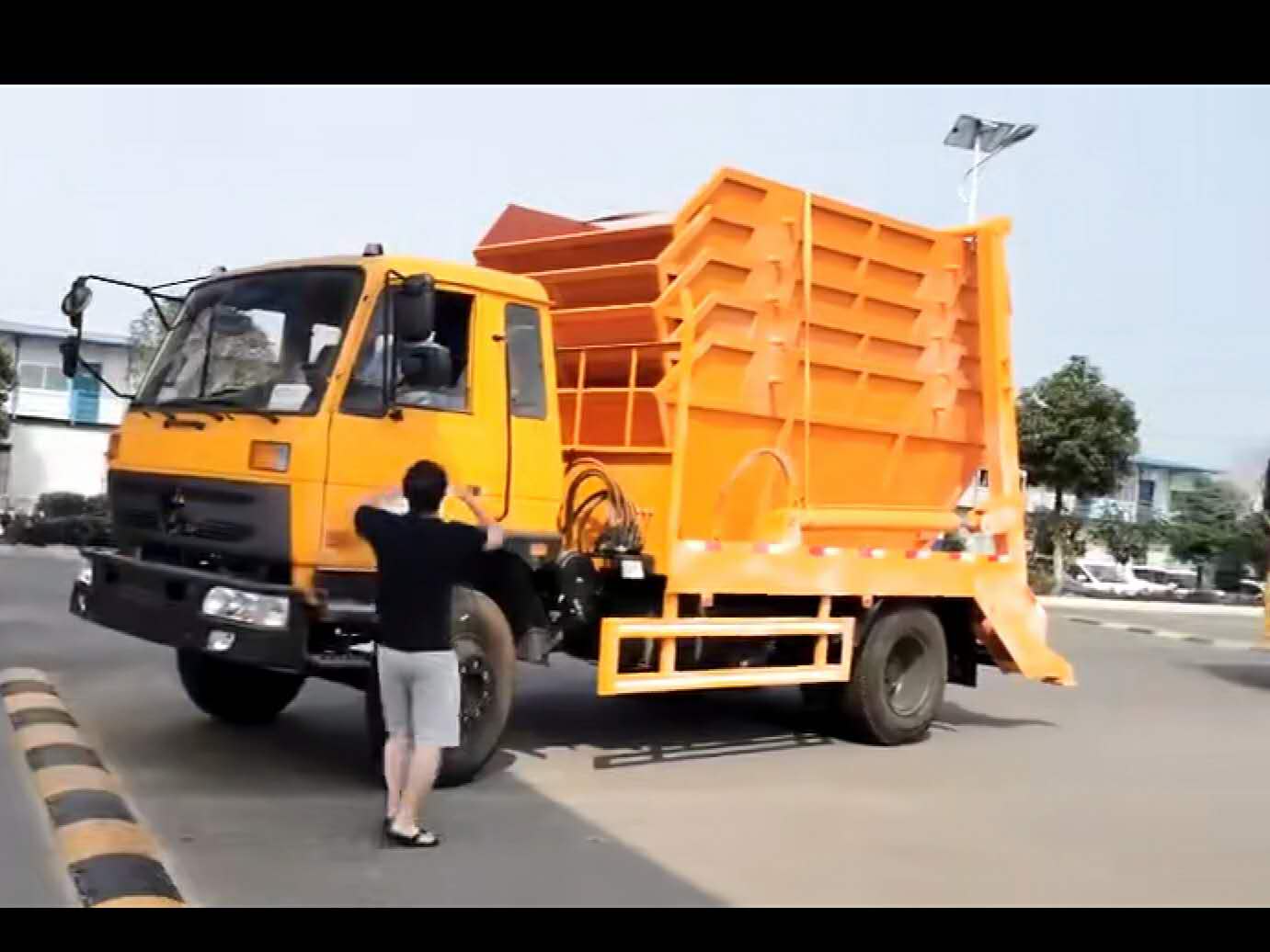 东风145摆臂垃圾车出厂视频