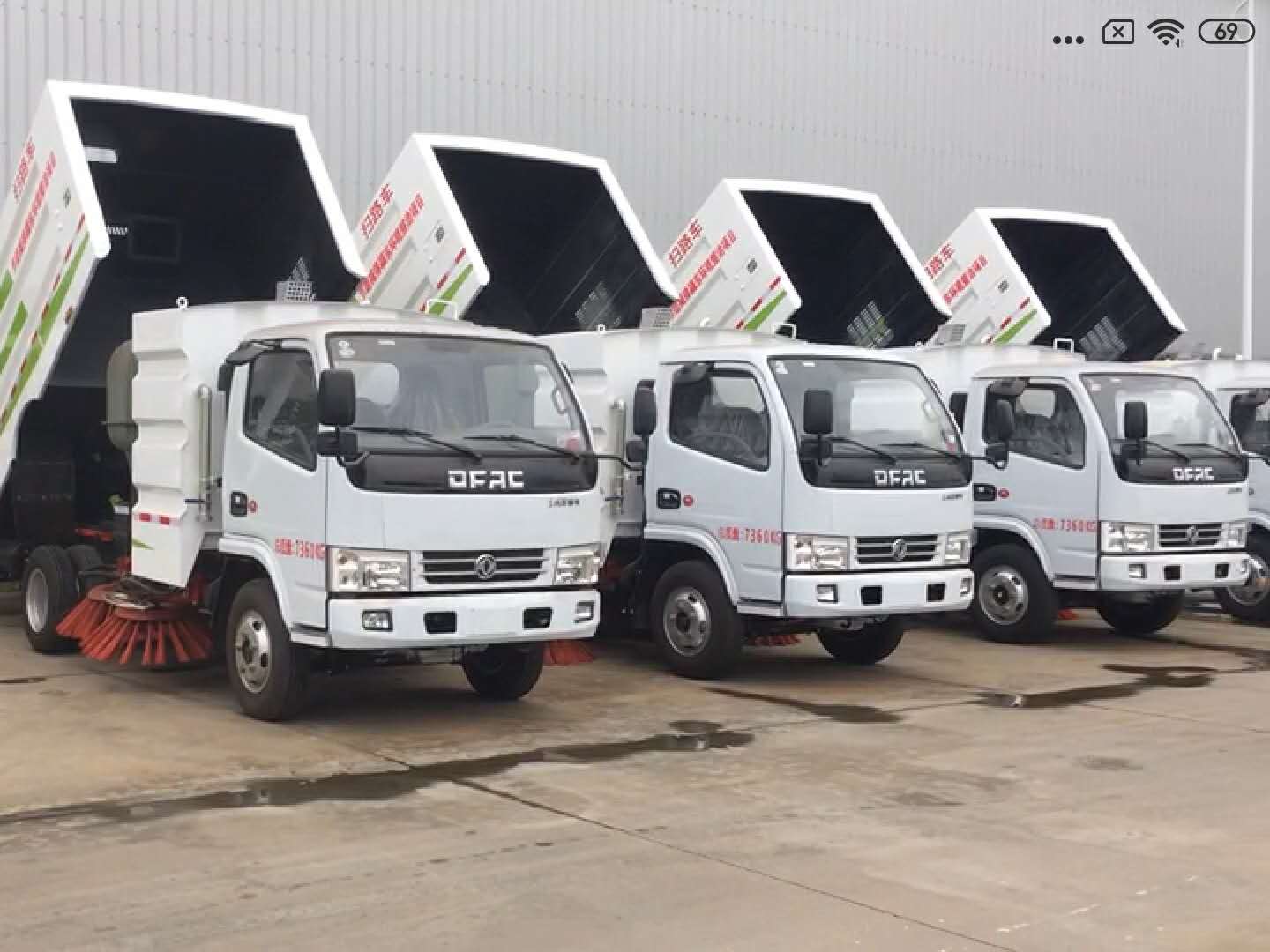 4台东风小型扫路车接受检阅视频