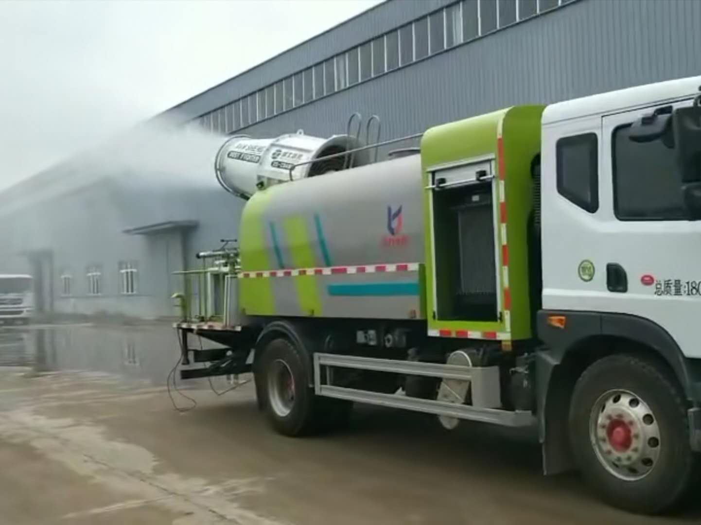 国六东风D9抑尘车搭载100米柴油全自动雾炮视频