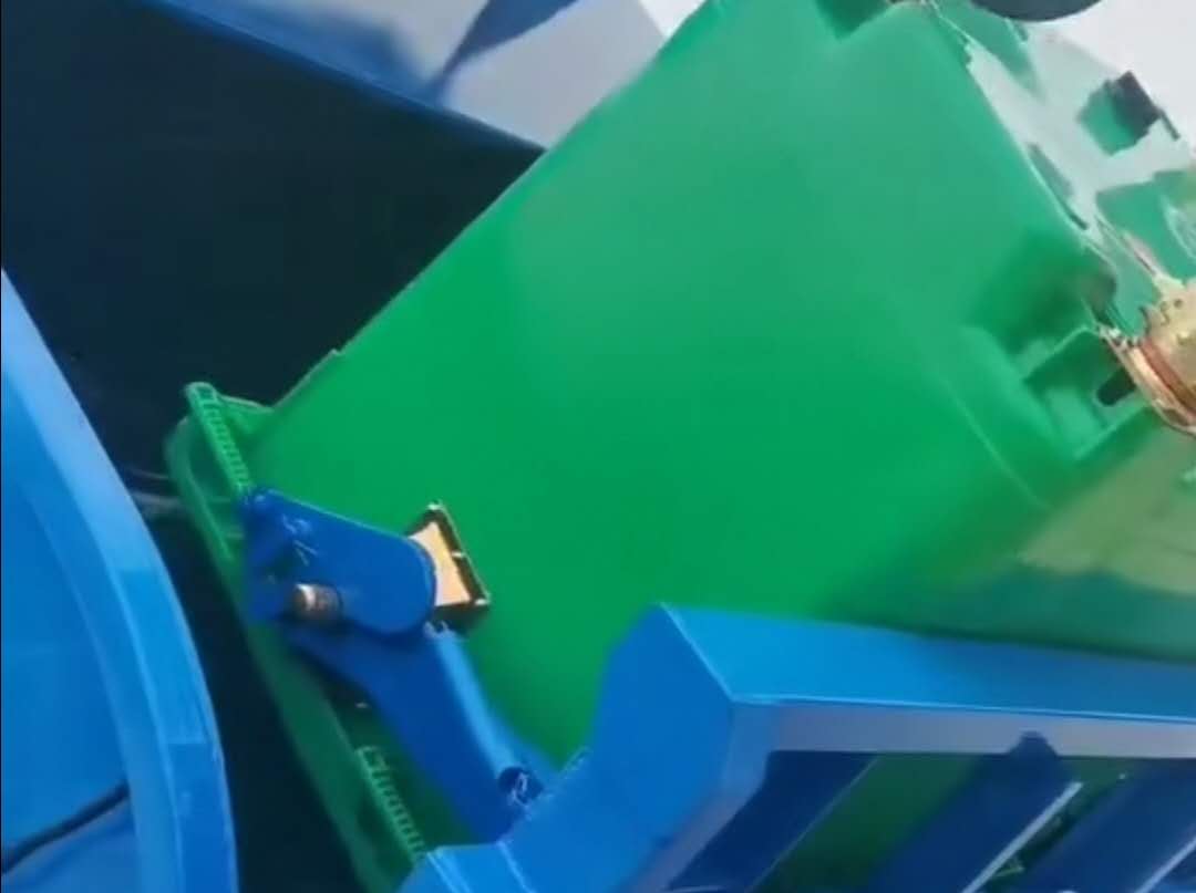 压缩垃圾车车配660升塑桶翻转架视频