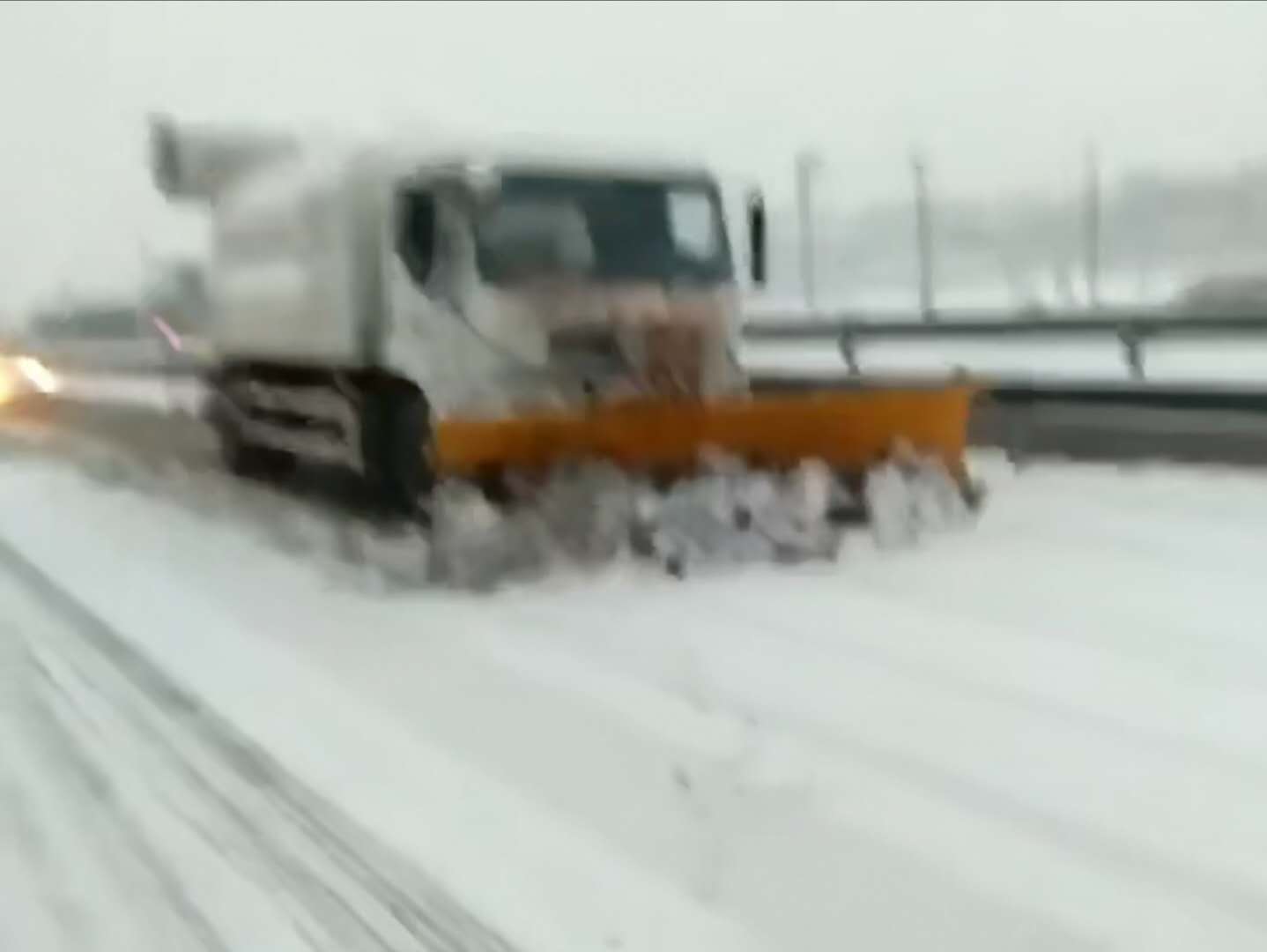 东风天龙多功能抑尘车加装雪铲除雪视频