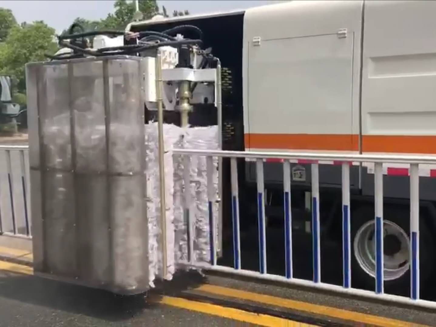 护栏清洗车现车1台视频