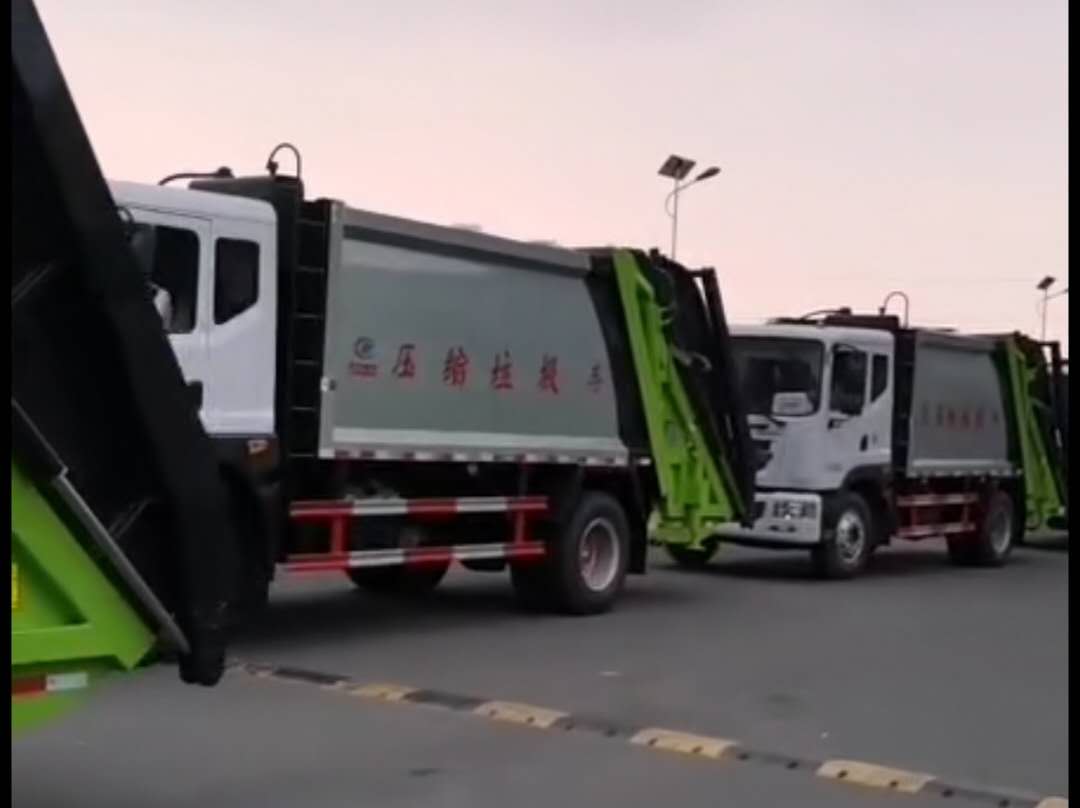 12台D9压缩垃圾车，3台自卸垃圾车顺利交付视频