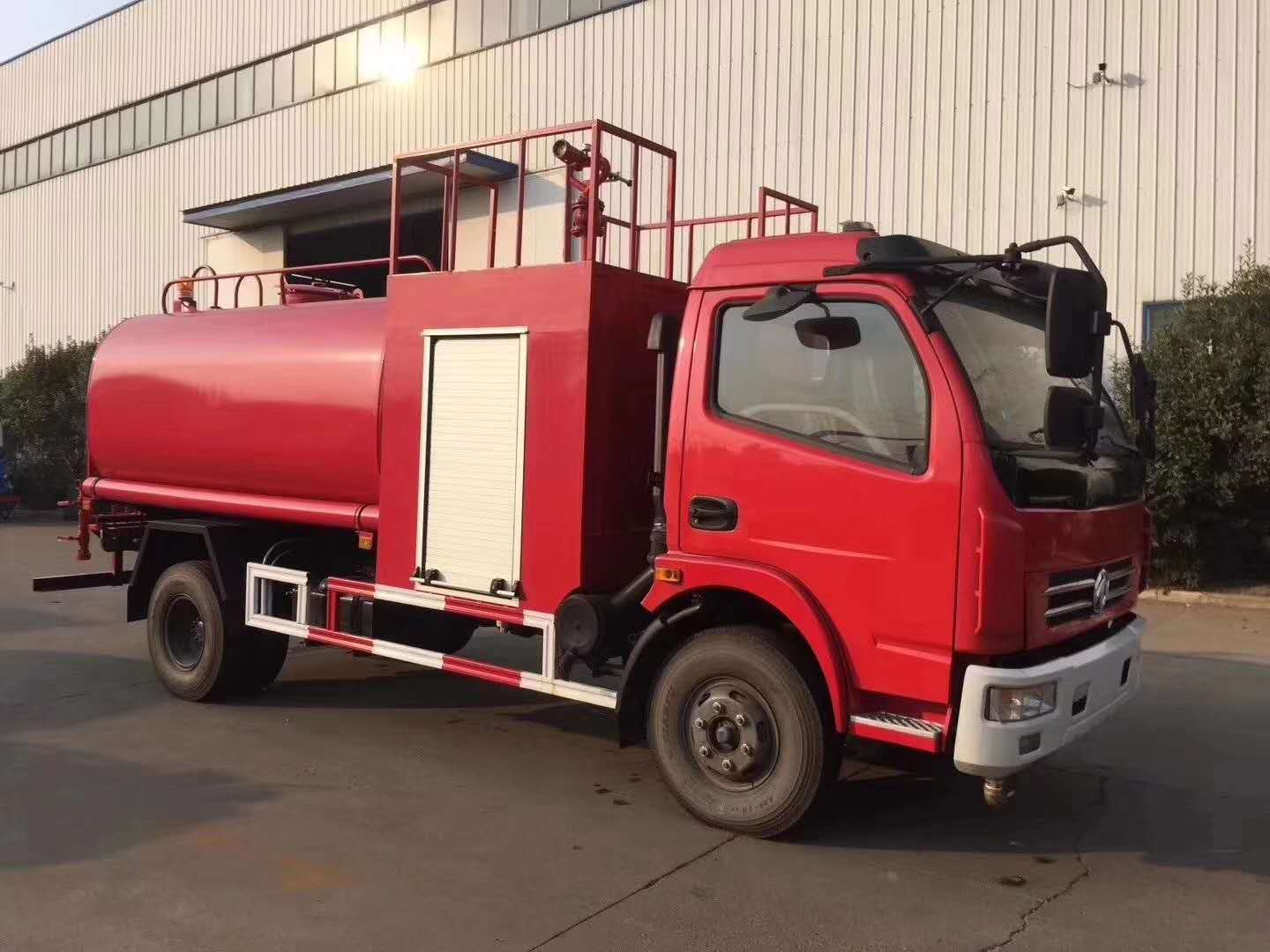 东风多利卡8吨消防洒水车