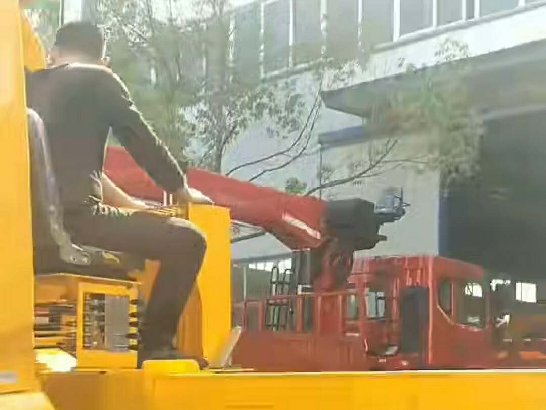 东风天锦6.3吨四节臂随车吊试吊安排做货箱视频