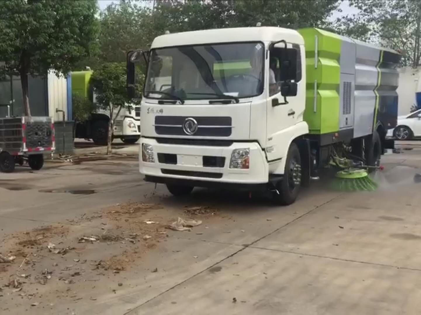 东风天锦洗扫车扫路视频