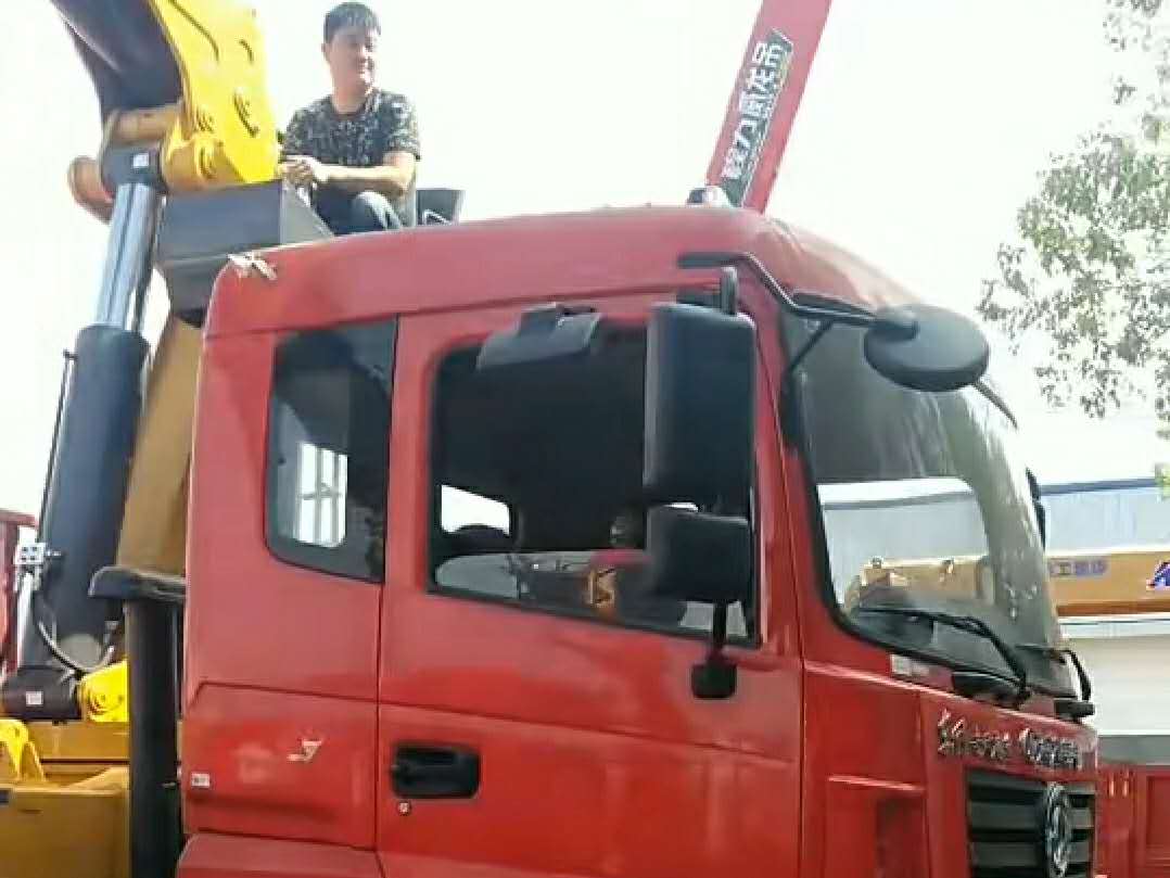 河南客户喜提东风专底徐工12吨折臂吊视频
