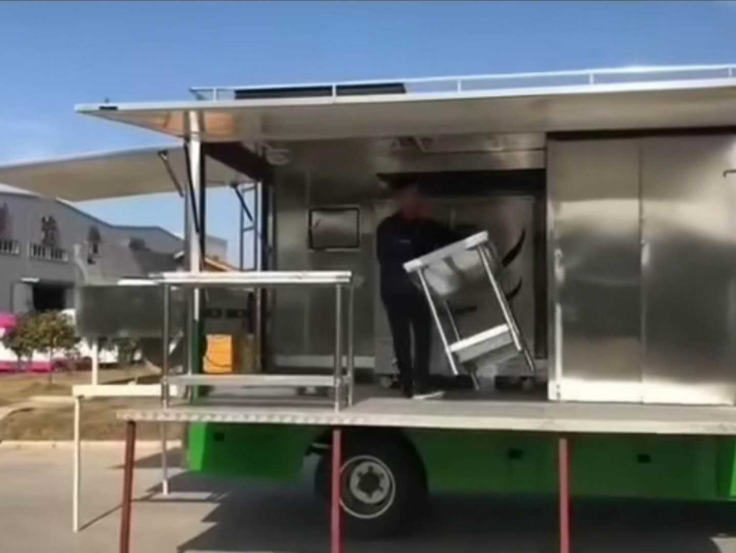东风4.2米移动餐车
