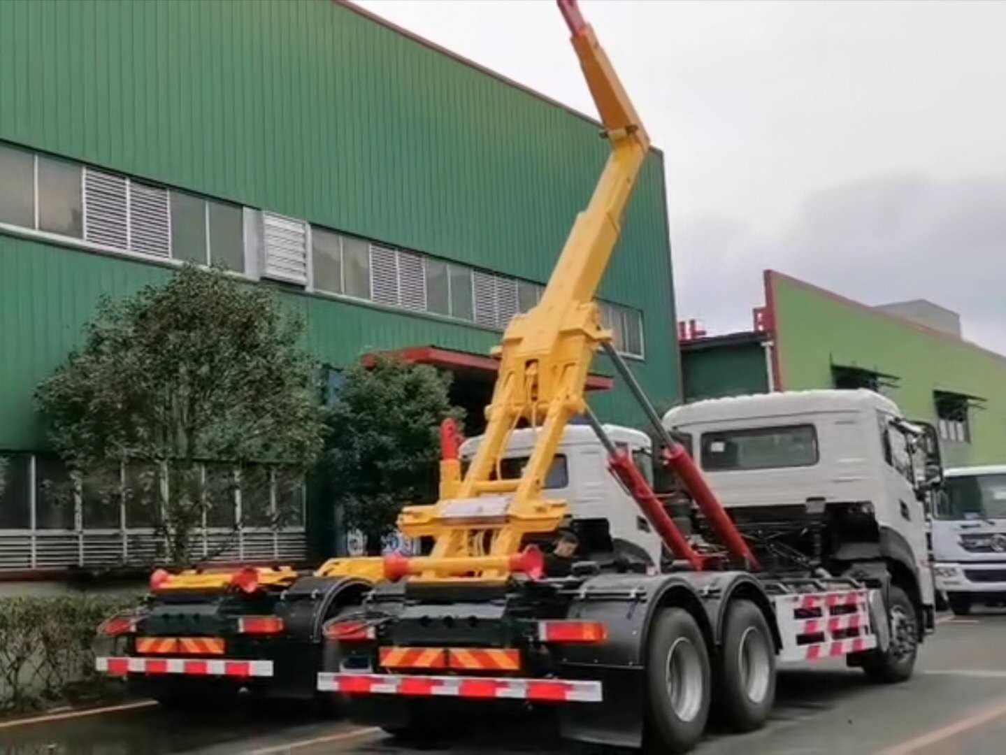 国六后双桥20吨勾臂垃圾车视频