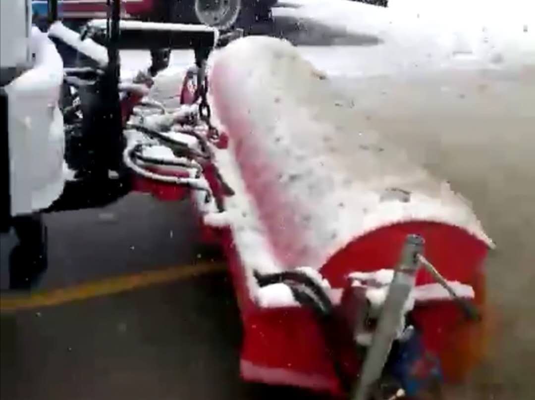 东风摆臂垃圾车配雪滚除雪作业视频