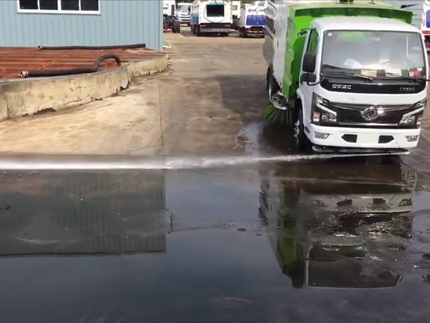 国六扫路车加装洒水前冲视频