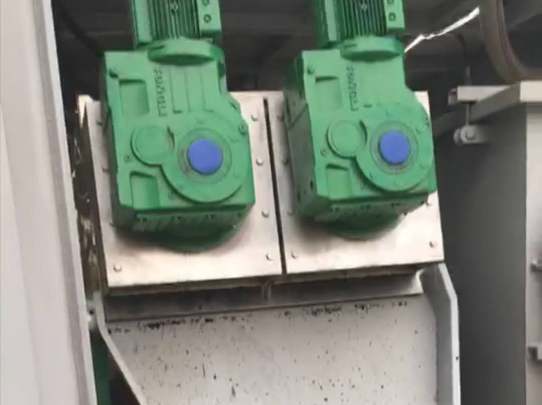 污水净化车圧滤出泥效果视频