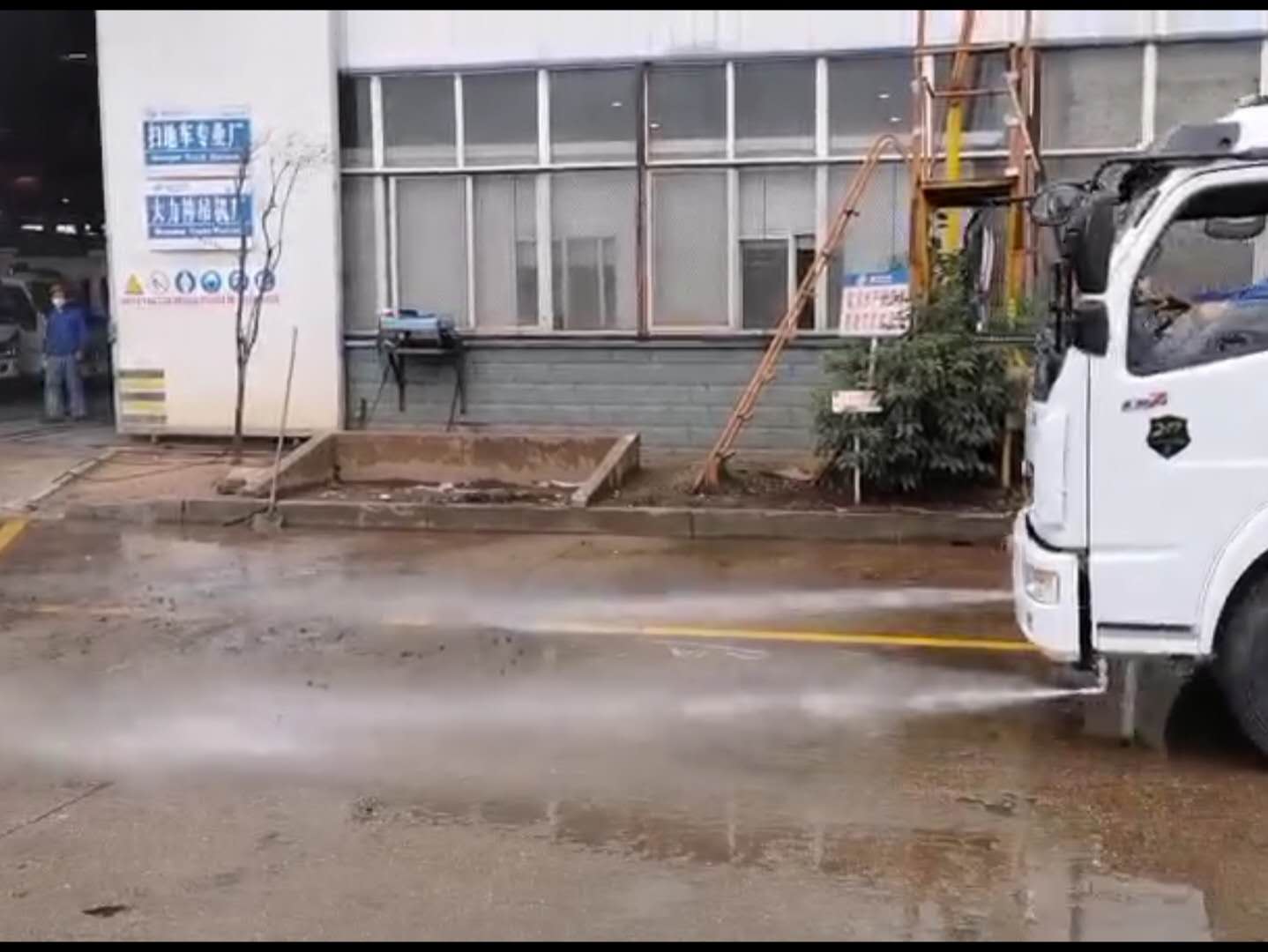 东风小型洗扫车的前喷视频
