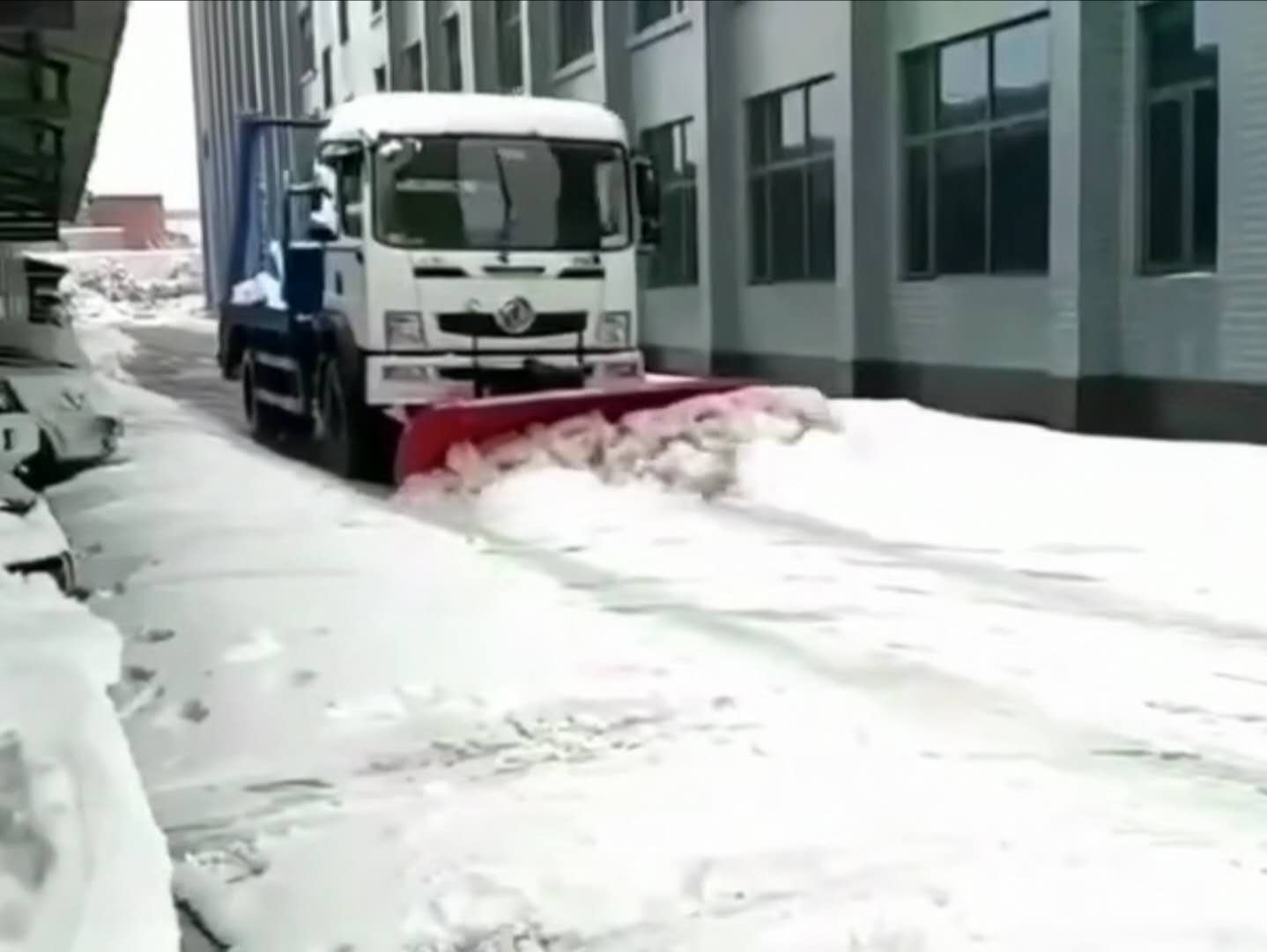 垃圾车加装雪铲除雪作业视频