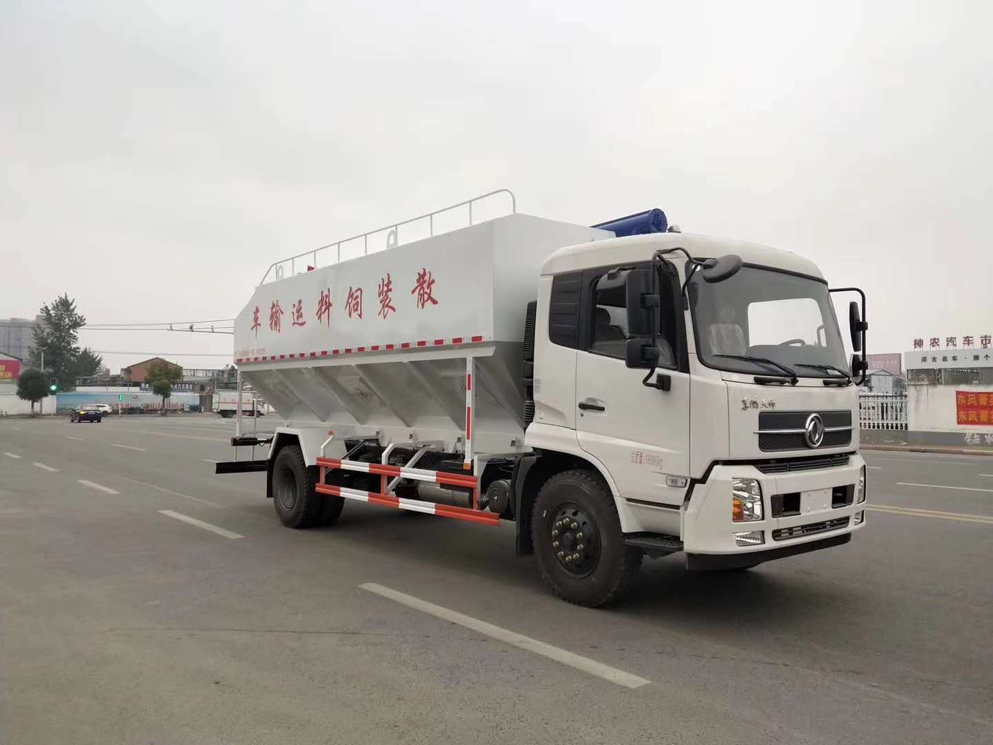 22方‎（11吨‎）东风天锦电动​散‎装‎饲‎料​运输‎车图片