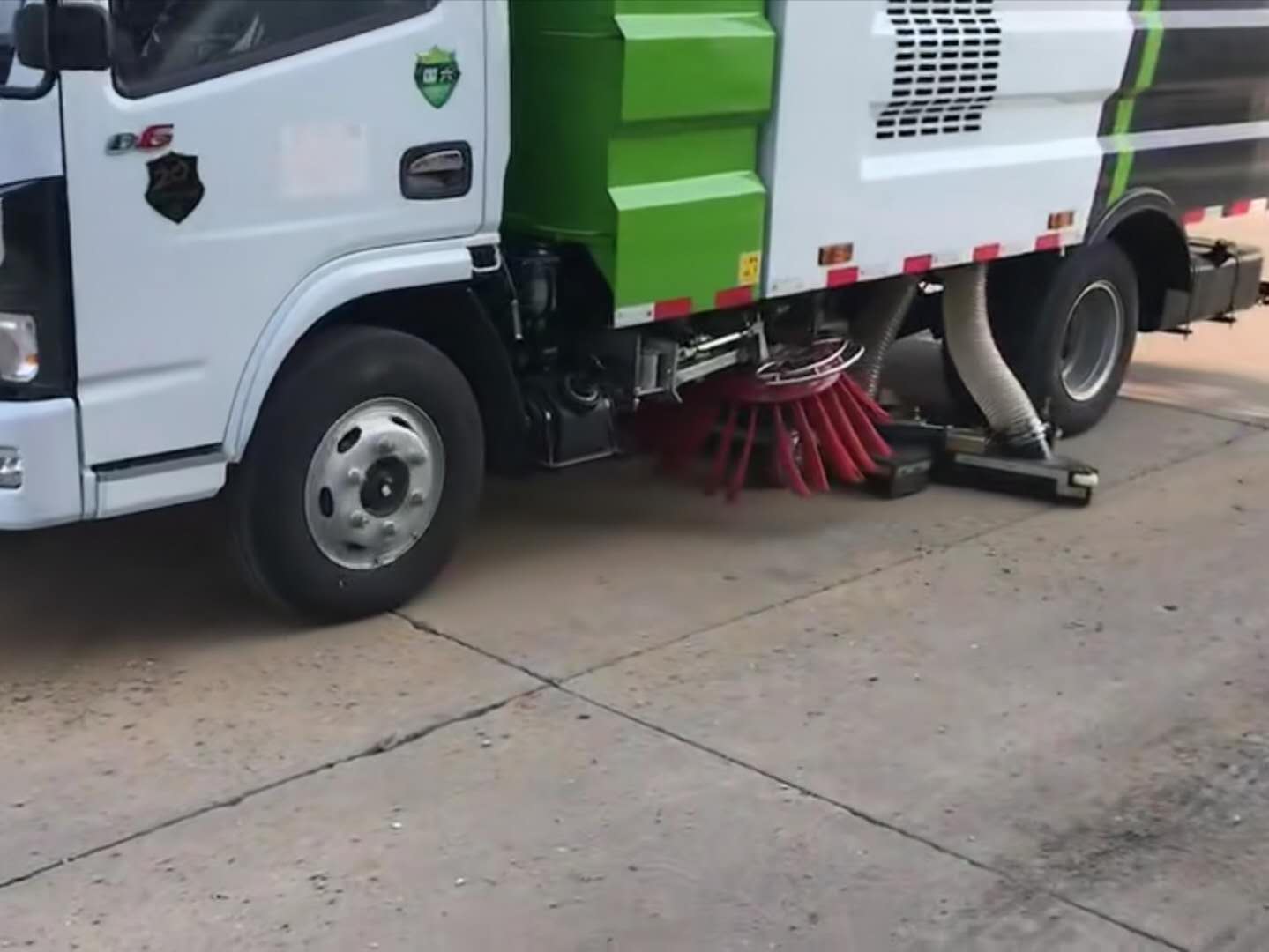 国六3308吸尘车加装扫刷试车中视频