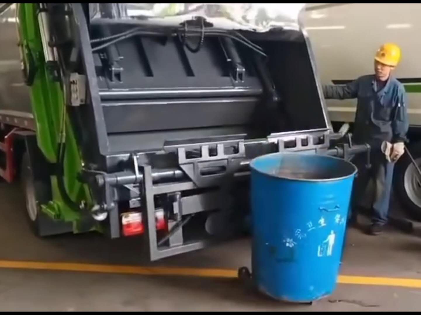压缩垃圾车挂360升铁圆桶视频