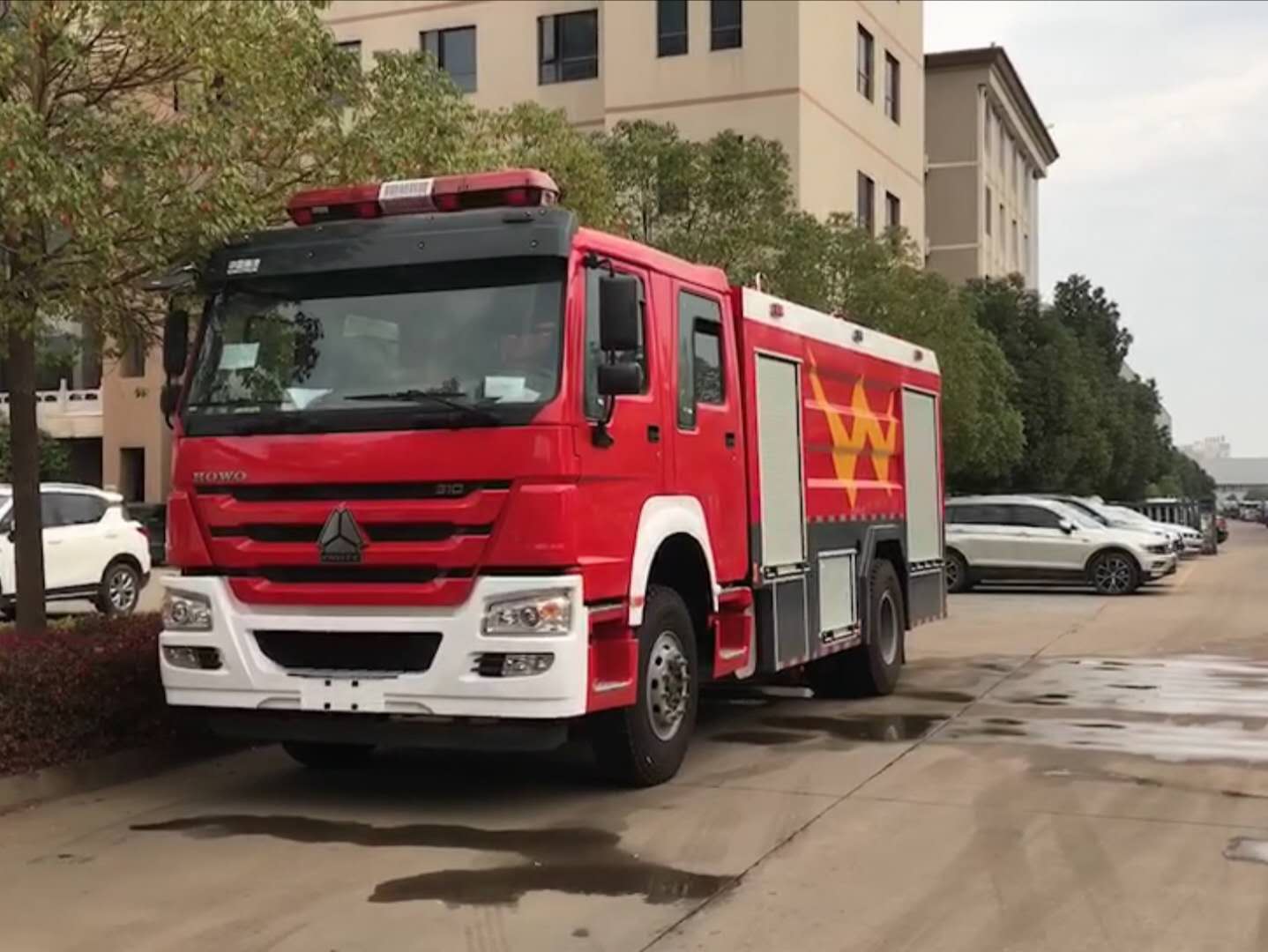 8吨重汽豪沃水罐消防车视频