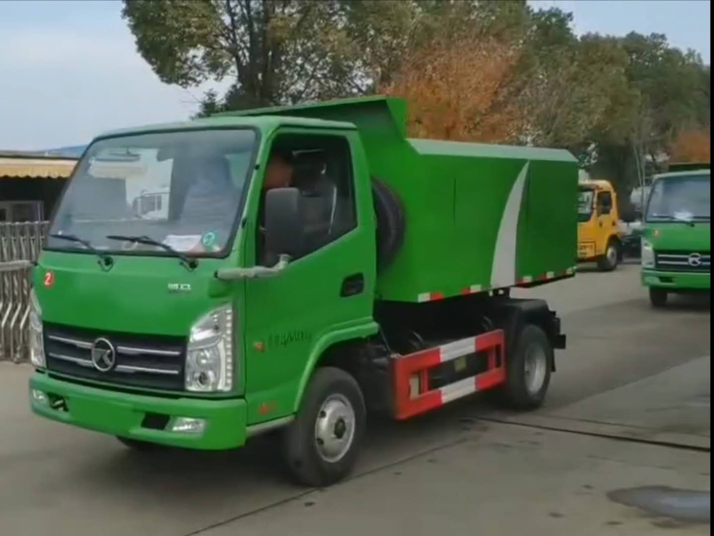 8台凯马环保绿密封垃圾车发车视频